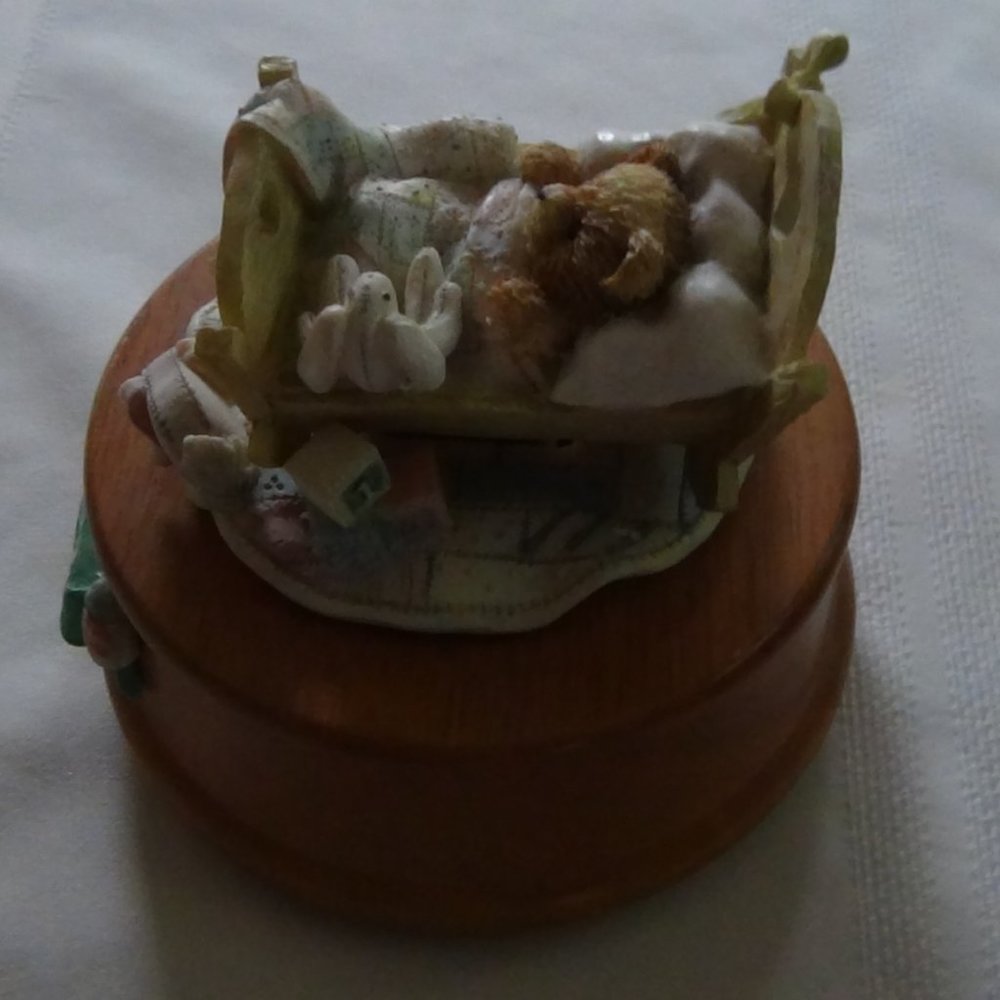 Music Box Plays Brahms "Lullabye"